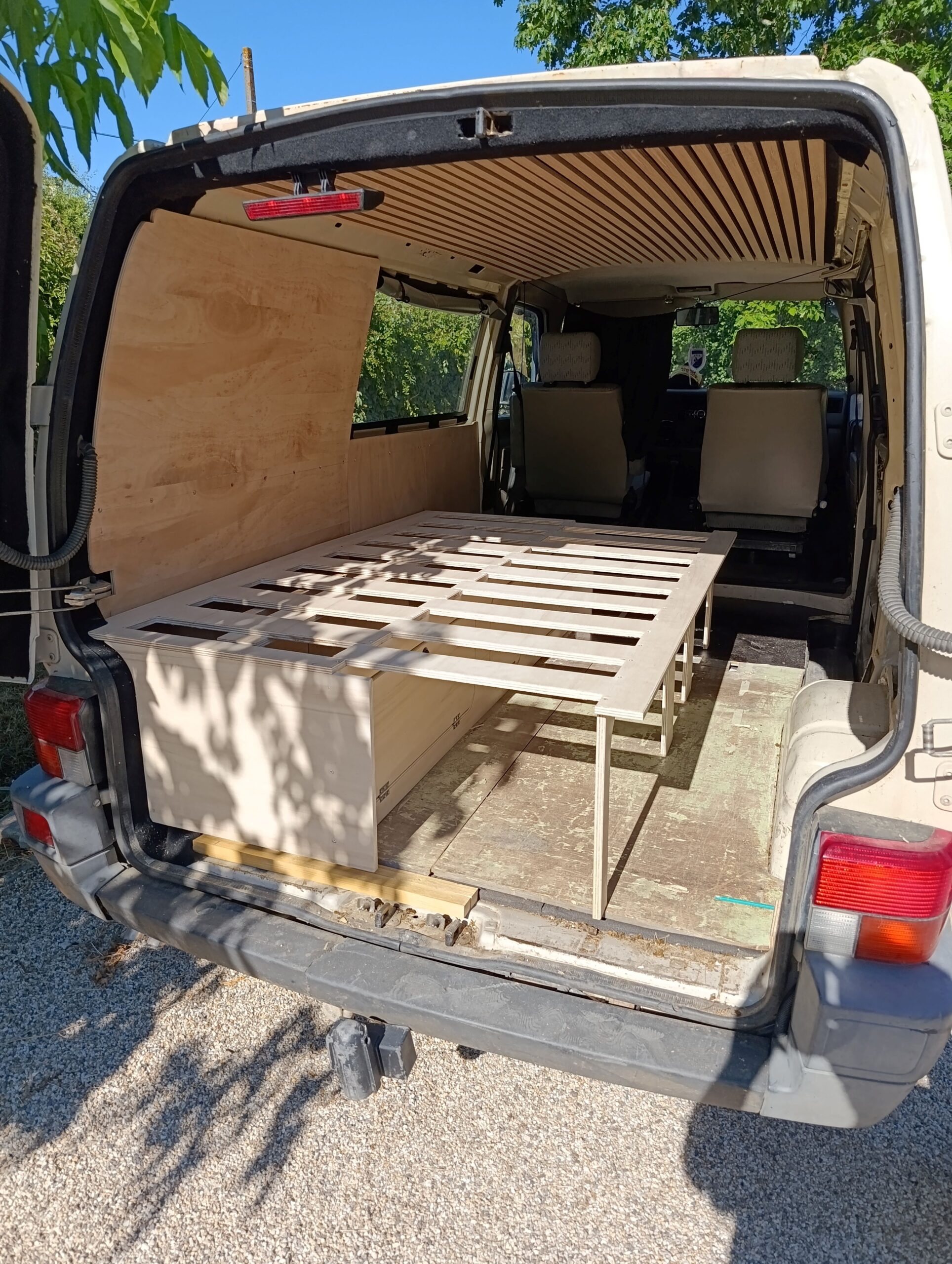 Projet d’aménagement : Volkswagen T4 – Lit peigne